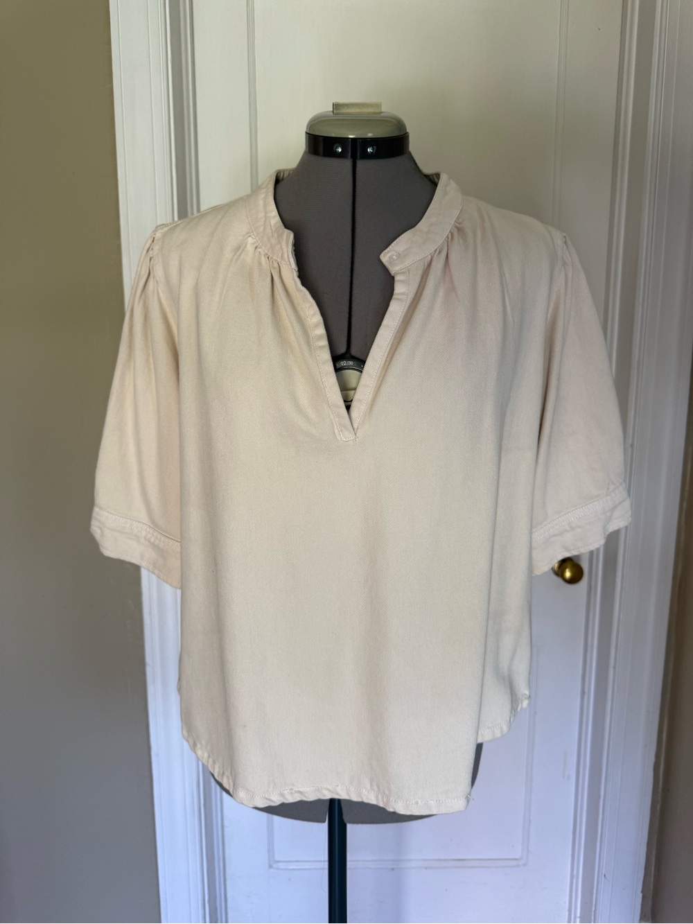 Velvet Heart Women's Cream Split-Neck Short Sleeve Top
